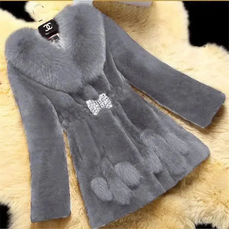 Luxurious Mid-Length Mother Coat with Fox Fur Collar-11